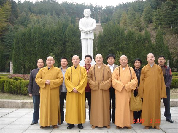 2009年慧慶方丈一行在清明節(jié)祭奠樸老